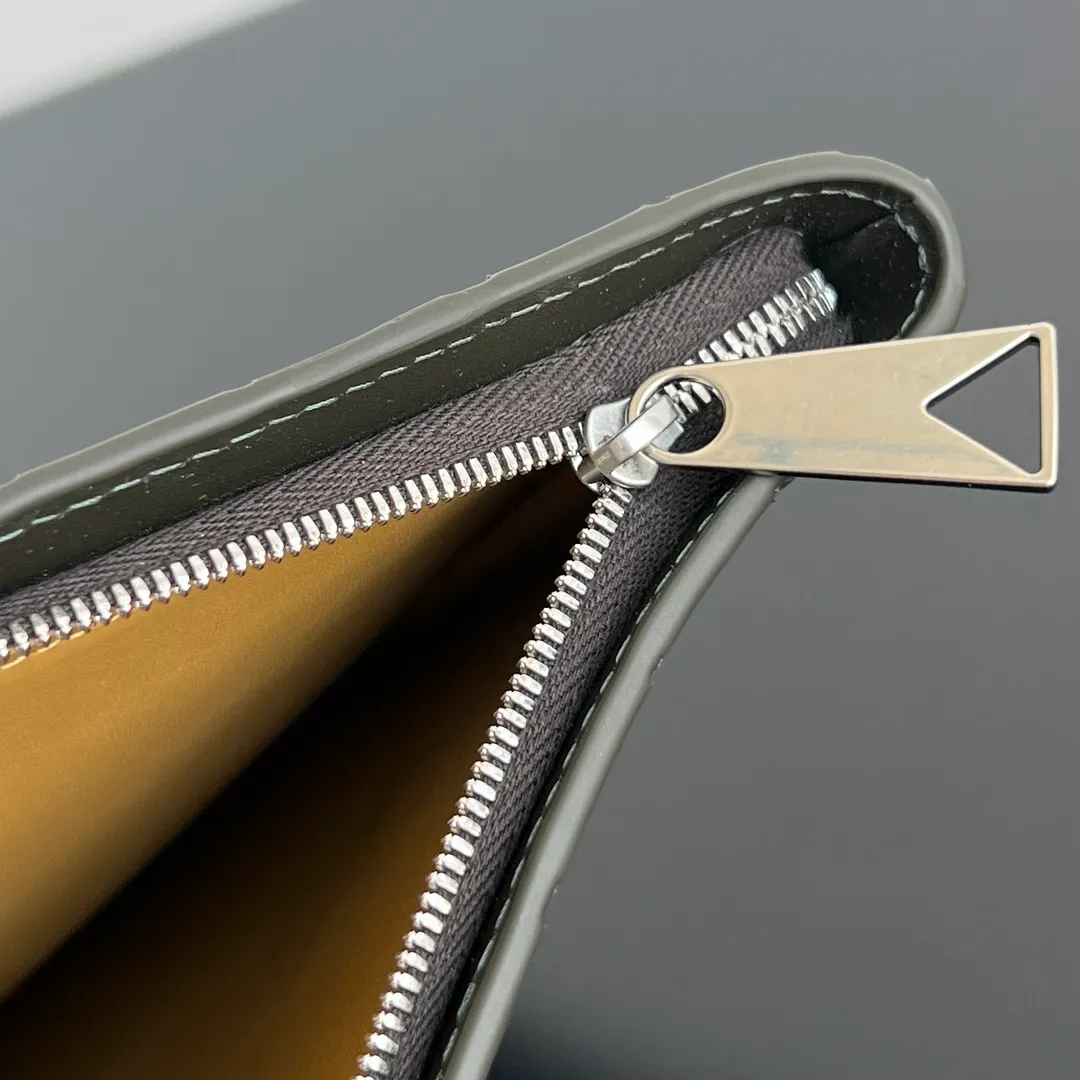 #博特家half-zip clutch bag 607479 intreccio woven clutch bag, low-key and brand-recognizable, made of imported calfskin, showing high-end soft texture and exquisite craftsmanship, with silver hardware half-zip closure, the main compartment provides enough storage space, this bag has a classic appearance that is timeless and practical! Whether it is for daily use or commuting to work, it can instantly improve the overall taste😄 This leather goods is an ideal travel companion, size: 33x24.5x2, P1960